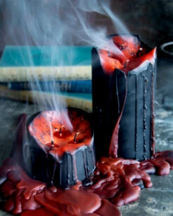 Schwarze Stumpenkerze Mit Vampir Blut 15cm 6 Schwarze Stumpenkerze Mit Vampir Blut 15cm -Halloween Serien Geschäft blutende schwarze vampir stumpenkerze black vampire pillar candle with blood tears 50663 031