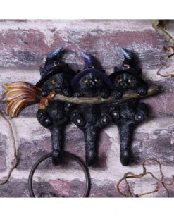 3 Kätzchen Mit Hexenhut Als Schlüsselbrett 11 3 Kätzchen Mit Hexenhut Als Schlüsselbrett -Halloween Serien Geschäft drei hexen kaetzchen als schluesselbrett witches helpers key hanger halloween wohnaccessoire 52694 06