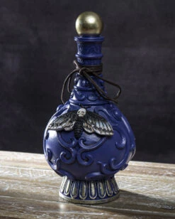 Giftflasche Mit Totenschädel Motte 23cm -Halloween Serien Geschäft giftflasche mit totenkopf motte poision bottle with skull moth halloween tischdekoration gothic deko 54736 05