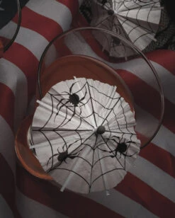 Spinnennetz Cocktailschirmchen 15 St. 5 Spinnennetz Cocktailschirmchen 15 St. -Halloween Serien Geschäft spiderweb cocktailschirmchen 15st halloween und horror deko haunted spirits spiderweb cocktail umbrellas 53305